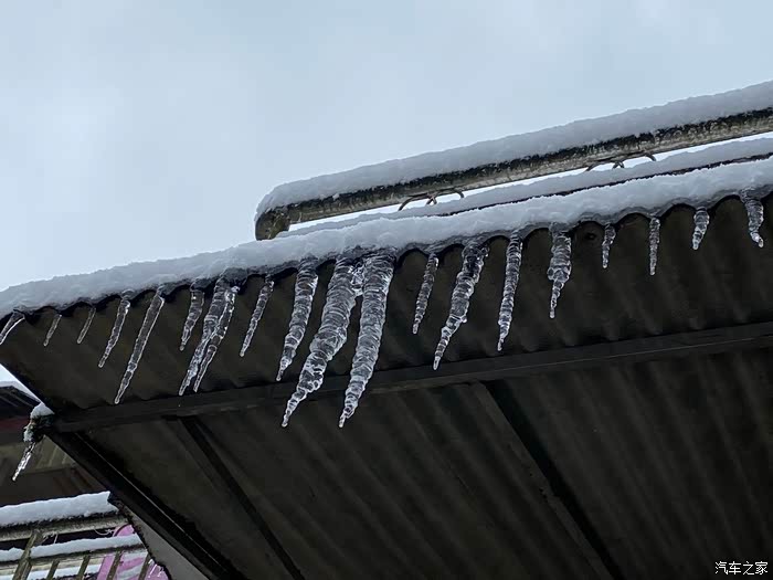 房檐结了一个个的冰雕