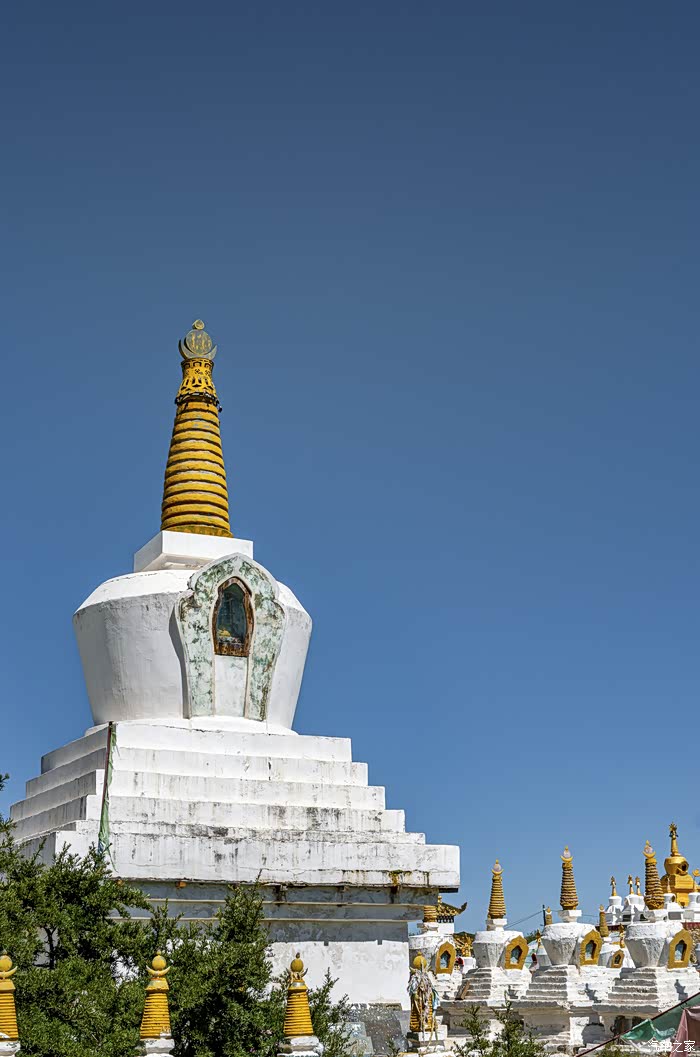 神祇成片的塔林和经幡瓦切塔林摩旅川西