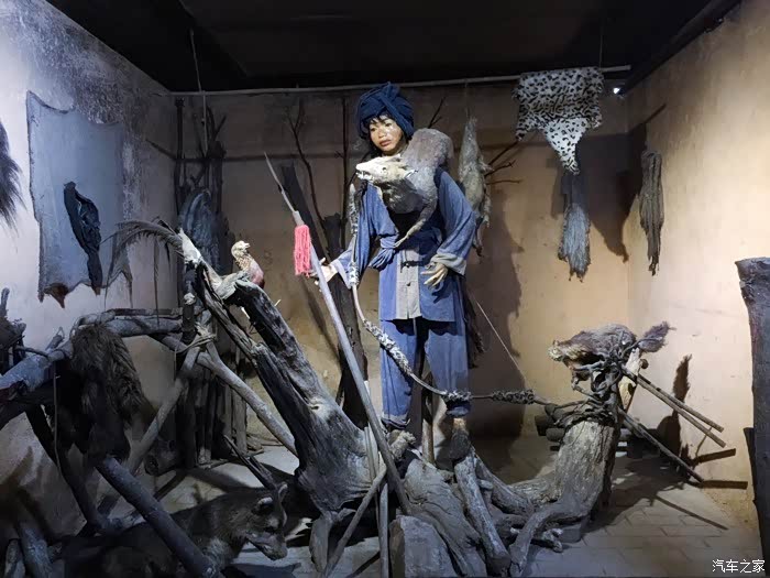 很逼真,古时候猎人的工具,狩猎满载而归.