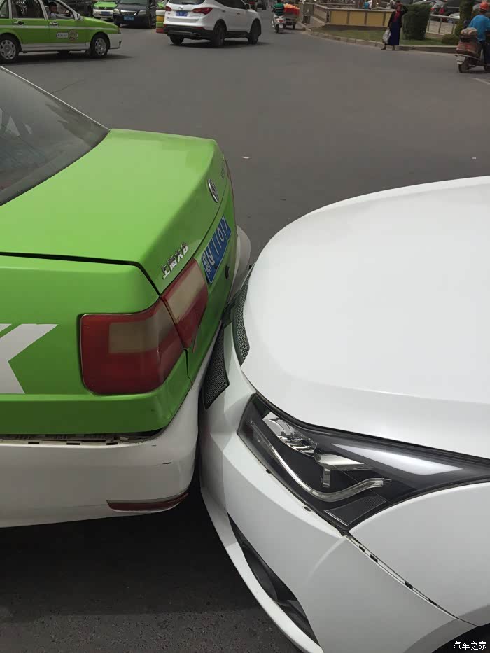 冲2秒绿灯,四连车追尾,我干了大众的钩子