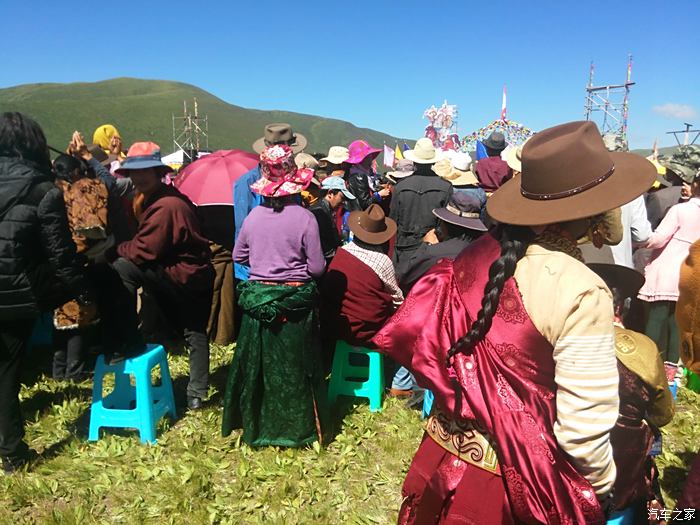 藏族人穿着节日盛装,参加草原一年一度赛马会.