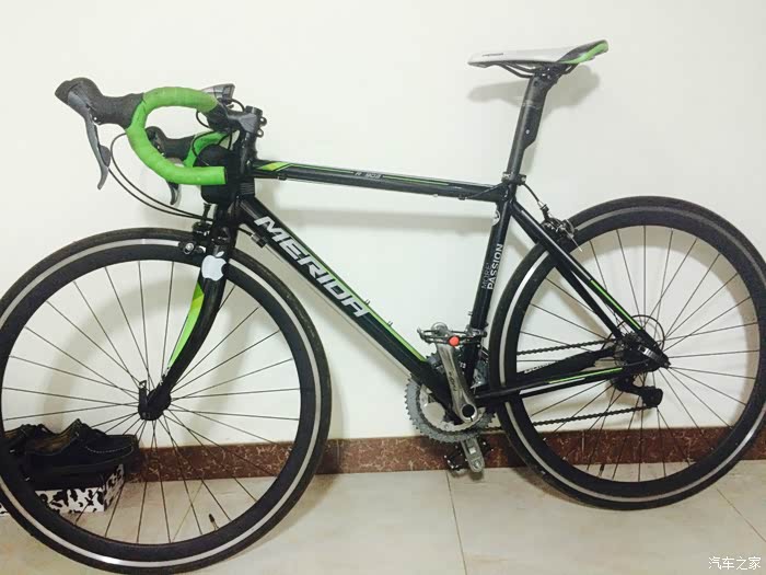 朋友那剩下点碳纹贴纸,帖自行车上了.