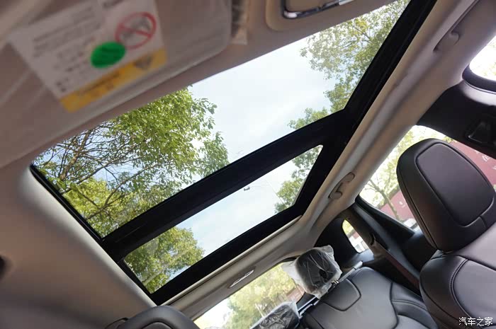 全景天窗 这自由光比较良心地方,全系标配全景天窗.