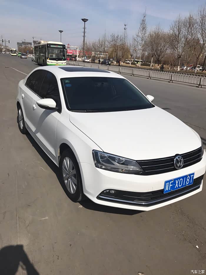 求一张17款大众速腾16l自动舒适版白色的图片