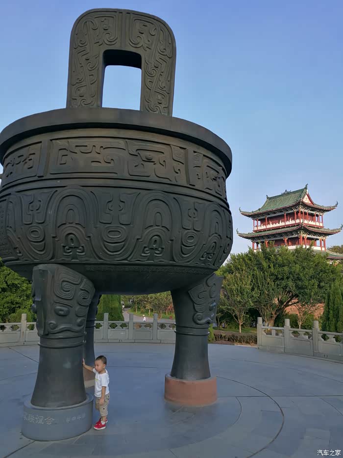 广场上有客家文化纪念大鼎