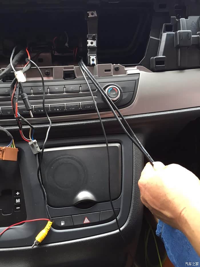 左边是原车线,边条是导航配的2个usb线 gps天线