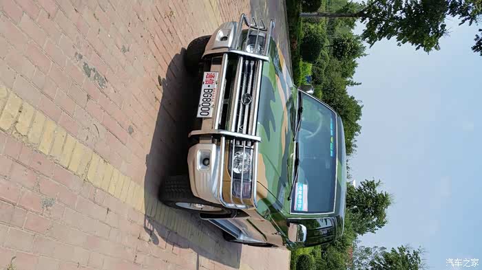 天气不错晒晒车迷彩黑金刚