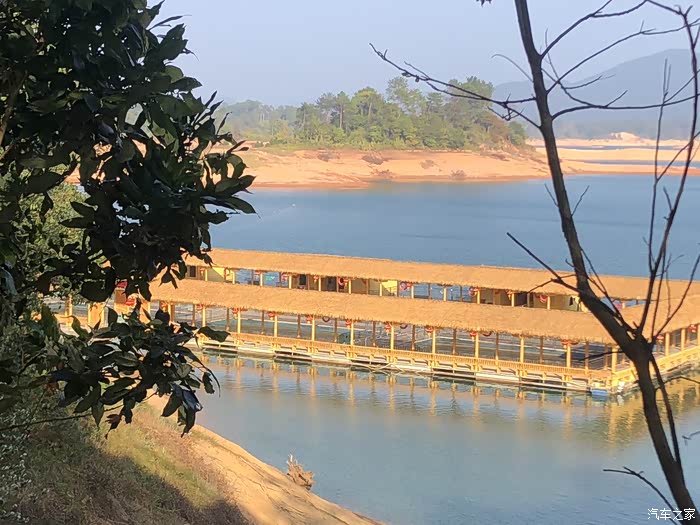 现在登的是龙凤岛,头部像龙,尾部像凤凰,也称为爱情岛.