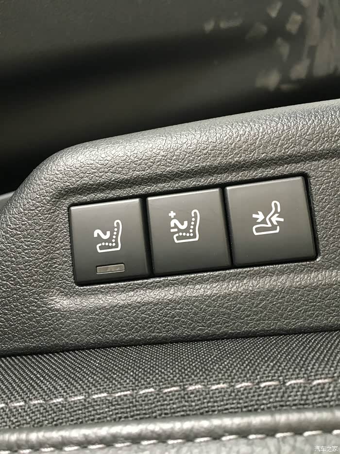 主驾座椅的按摩按键,有三种模式.