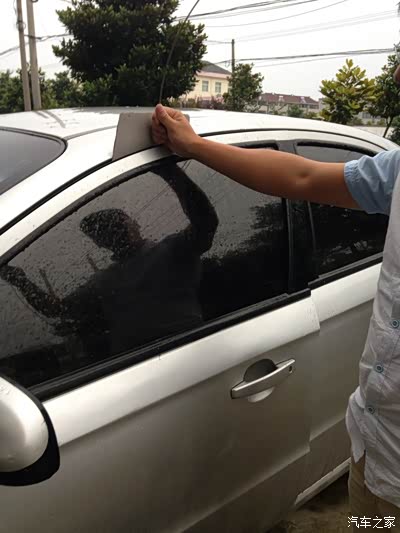 最后是解锁最关键的地方.第一要把一段弯成圆的铁丝套在锁销上.