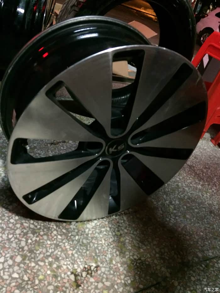 出四个2012款k5战斧轮毂,详见内页