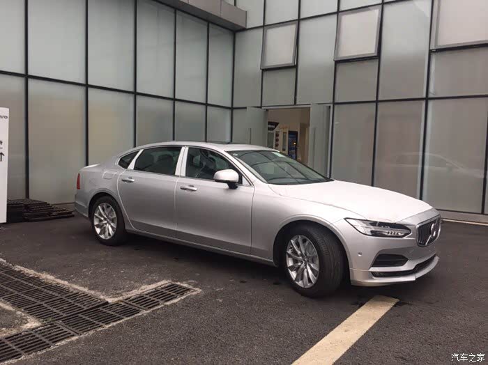 今天无聊去4s看看s90居然看到银色很惊艳一眼爱上了