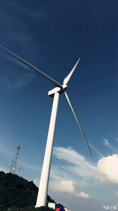 号称华中地区最大风场,所以山顶全部都是风力发电的大风扇!