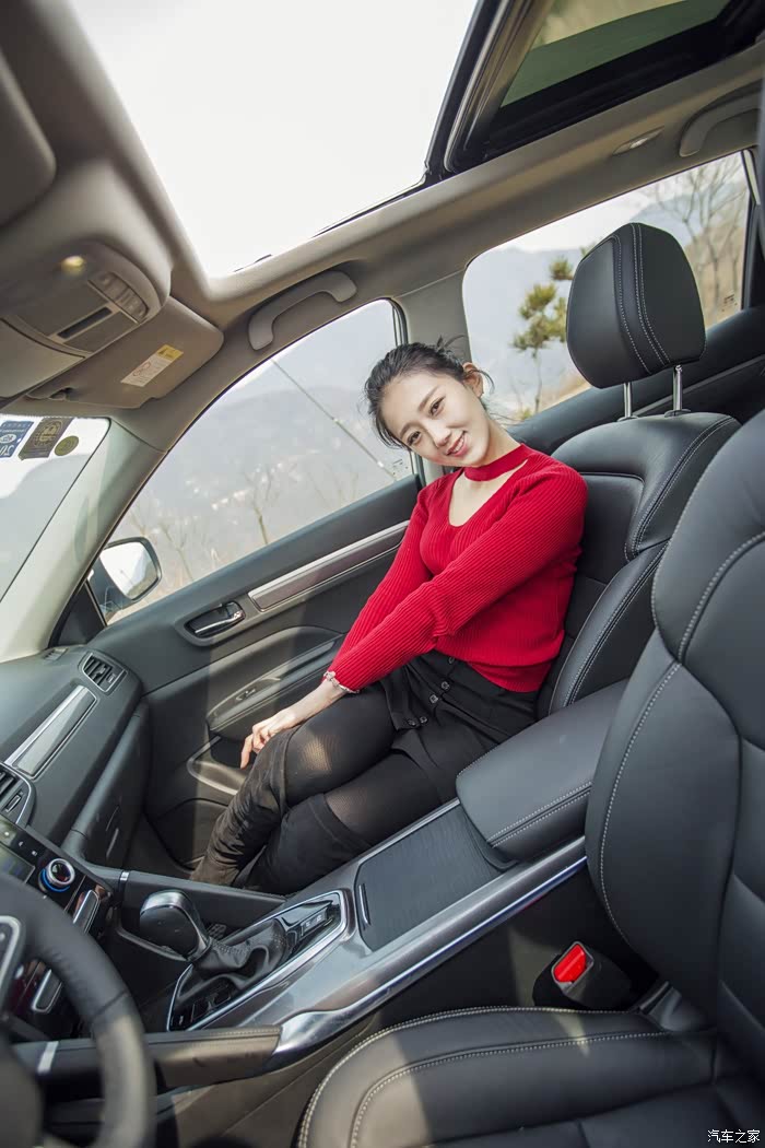了,现在媳妇换到副驾驶再来两张!空间真的是大到躺睡觉都够!