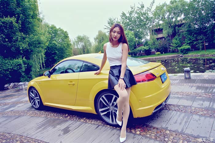 媳妇当车模大老婆和小老婆奥迪tt的雨中魅影