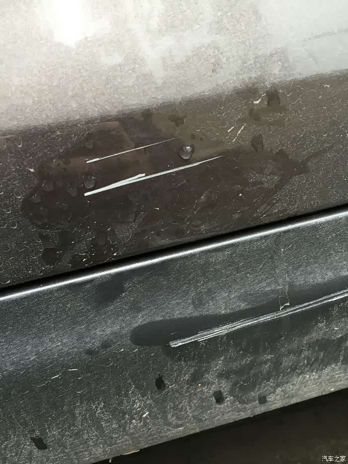 车门这种划痕这是露底漆了吗不管他会不会生锈啊