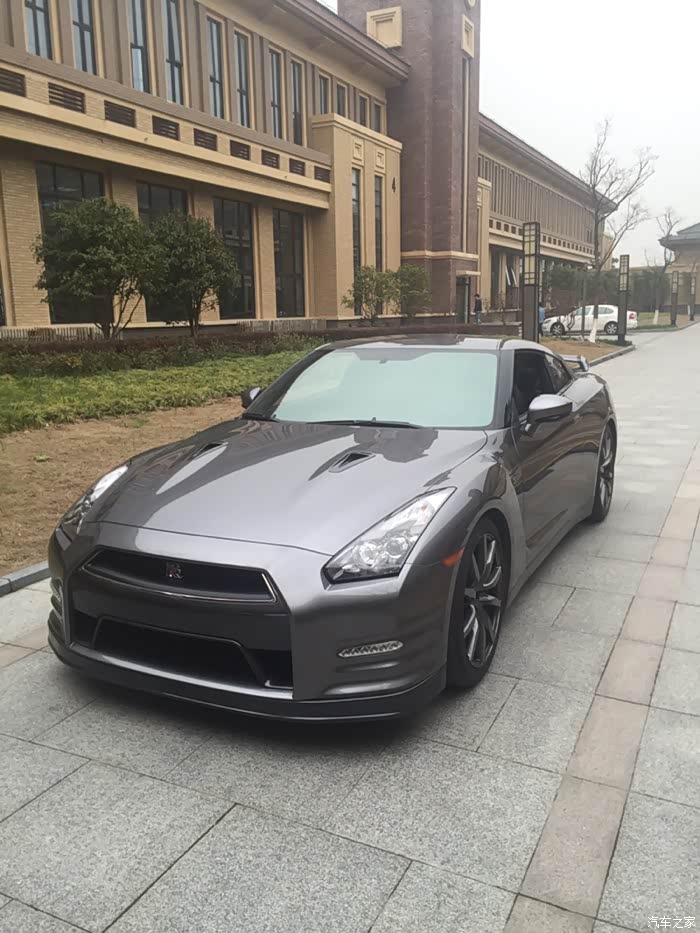 灰色日产gtrr35改天蝎排气