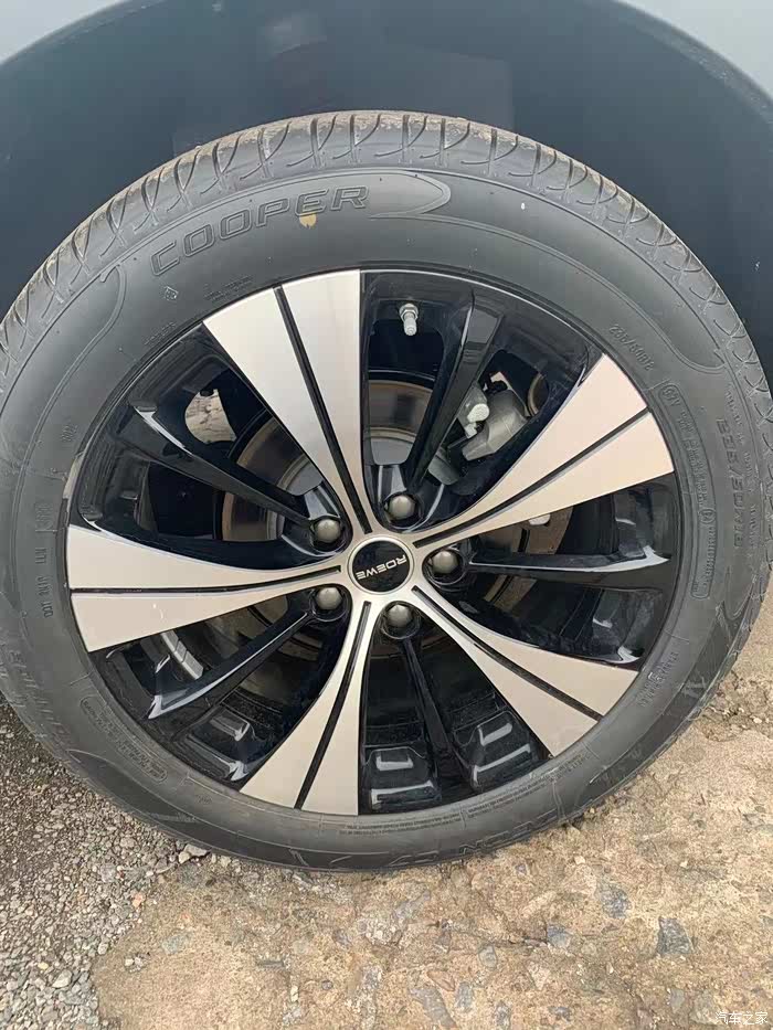 米其林的轮胎  胎噪还是比较小的 减震也好 所以车内舒适度更高了.