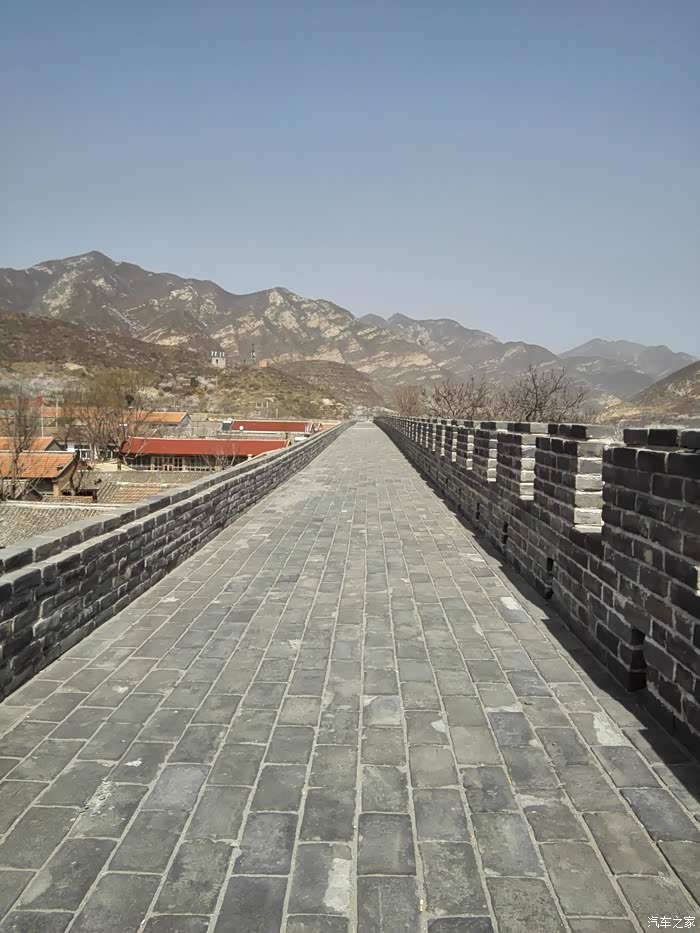 修复的城墙马道.