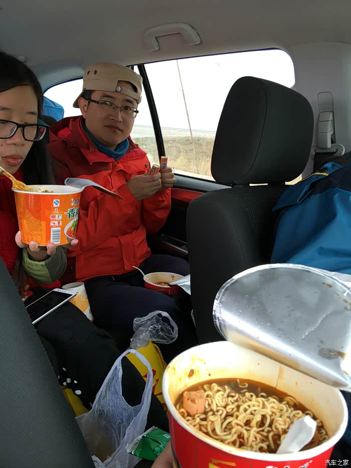 中午就在车上吃泡面,吃完赶路.