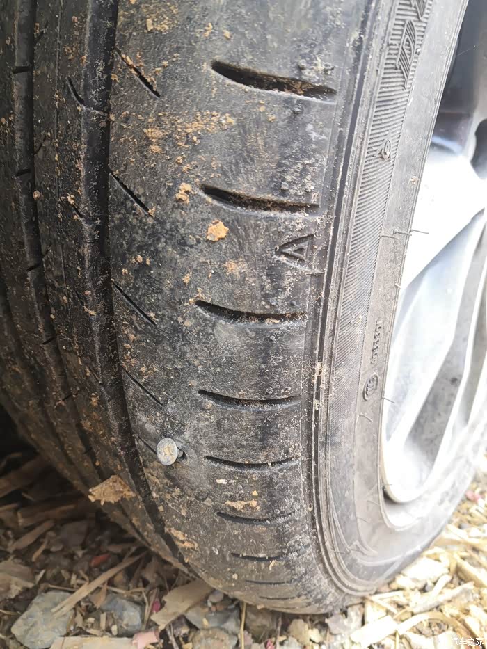 右前轮被钉子戳破,现在还没有拔掉,需要换胎吗?