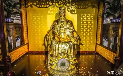今人铸造的财神沈万三像,前面是聚宝盆,将硬币扔进中间铜钱的口孔中