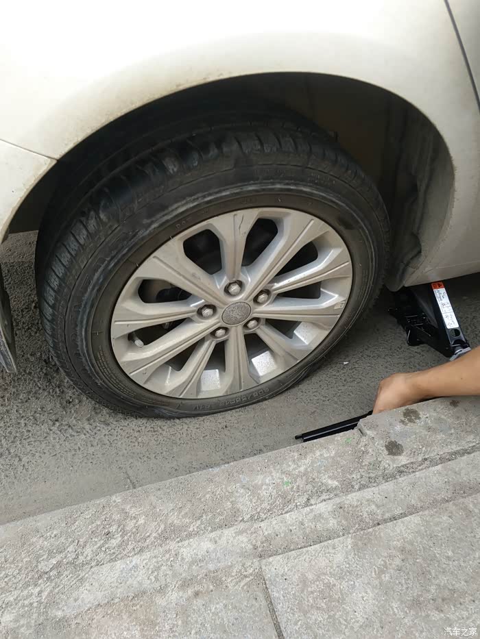 轮胎扎到钉子了