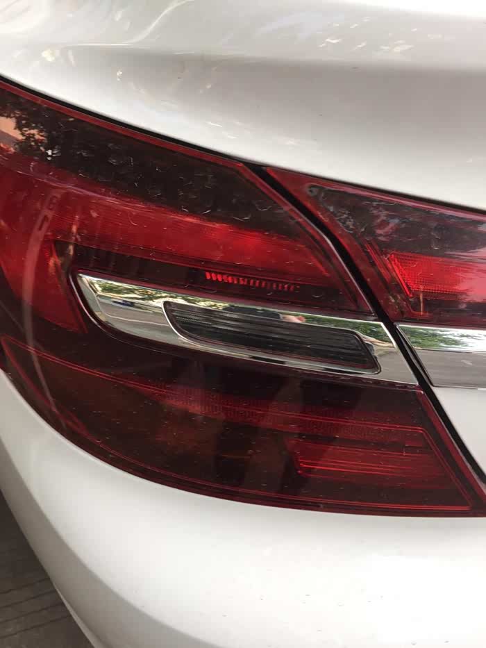 君威后尾灯亮条寻找