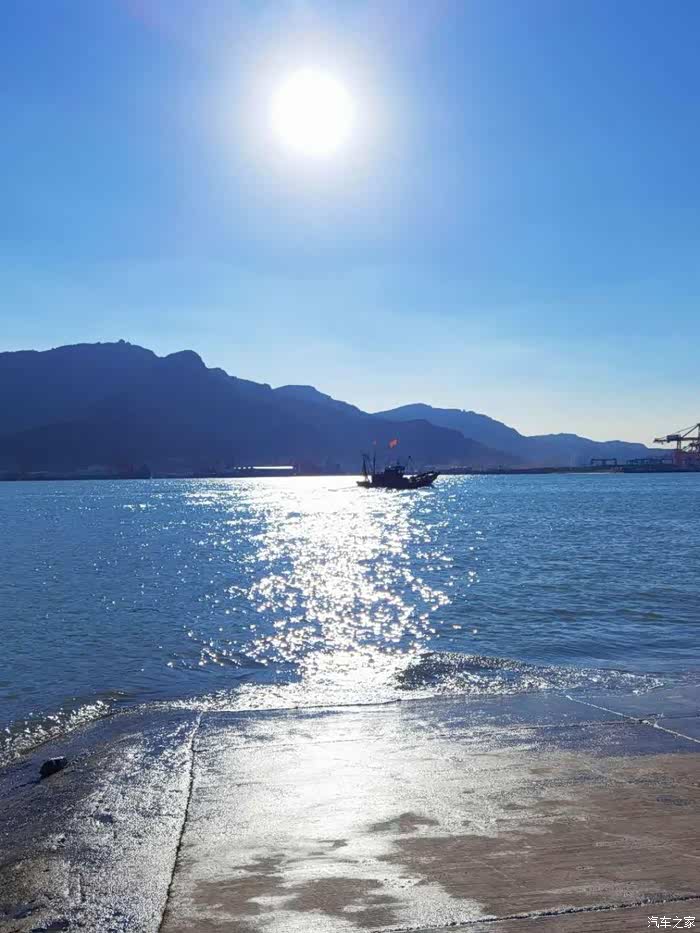 连云港的天气真的是太好了,蓝天白云,大海大船!