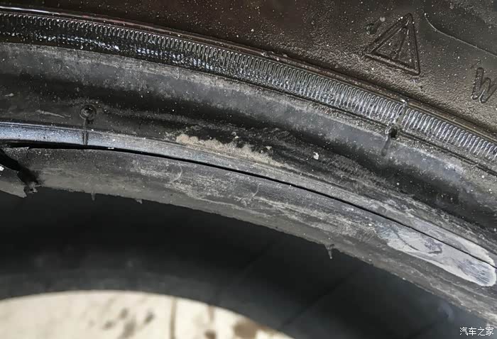 轮胎慢漏气,结果是拔胎的时候胎唇给弄破了,还能用吗?