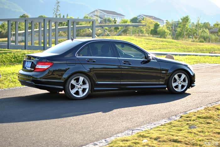 老车也来露脸车况依旧完美的w204奔驰c200运动版