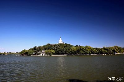 北海公園全園以北海為中心,面積達到0.69平方公里(其中水面約0.