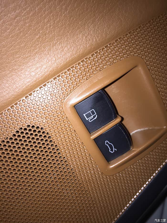 请问一下大家 是不是你们的车子 按下燃油开关 油盖子就自己弹了出来