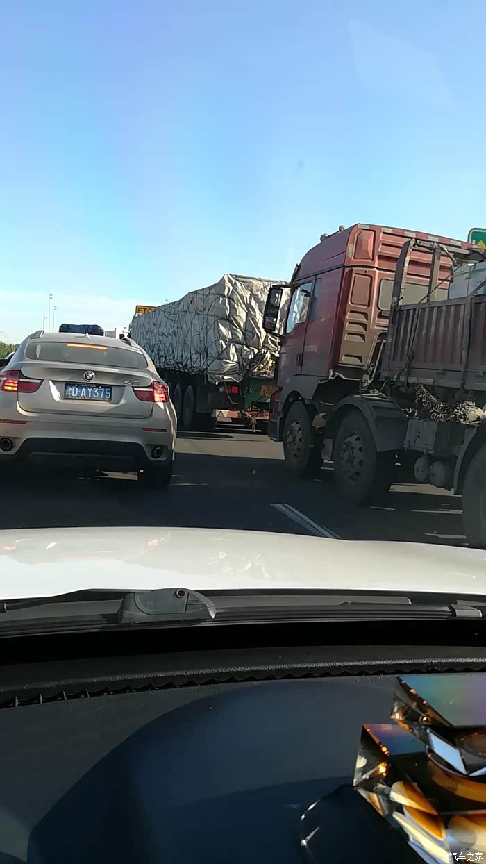 大家好,给大家介绍一下,这是我的"副驾驶"——n个路人