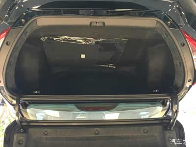 打开后备箱采用溜背设计造型尾箱在空间也比之前厢版设计要略胜筹最