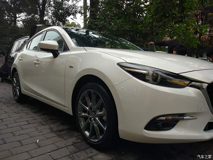 大家坐下喝杯卡布奇诺_聊聊两厢昂克赛拉什么颜色好看!