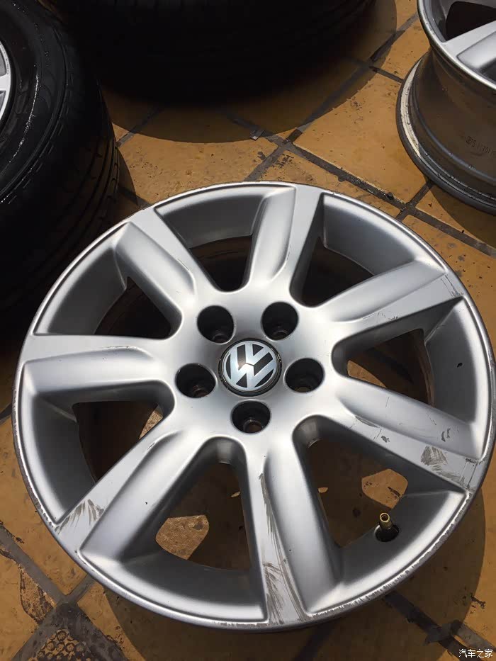 出12款polo 15寸舒适原车轮毂!