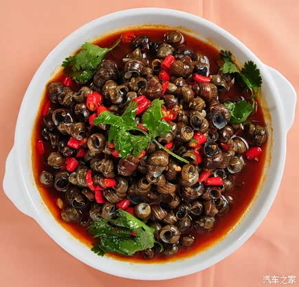 晚饭之后,花前月下,端上一碟风味田螺,一家人围坐啜吮,共赏明月,据