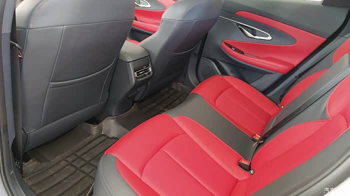 这是整个前排空间及中控台造型内饰.