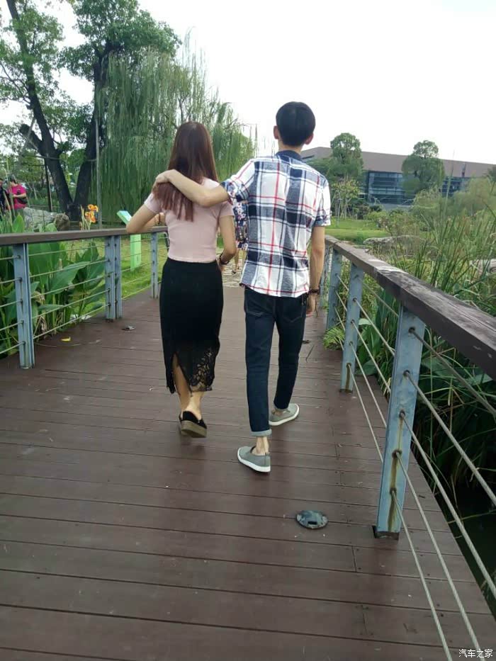 等了好久终于等到你了,漂亮妹子答应要跟我走了.