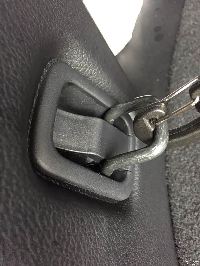 刚提一周的特装 第一次用这个后备箱拉环口 就是松动的 感觉坏了 做工