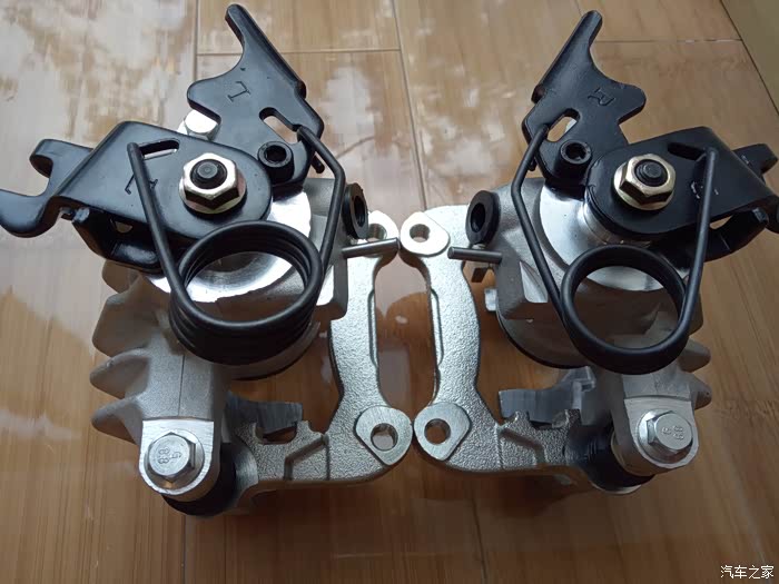 自己动手更换后悬架改装奥迪a4后刹车分泵
