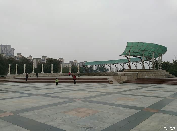 虽然人少可是阻挡不了我们的热情,我们约好了早上一起来乐从文化广场