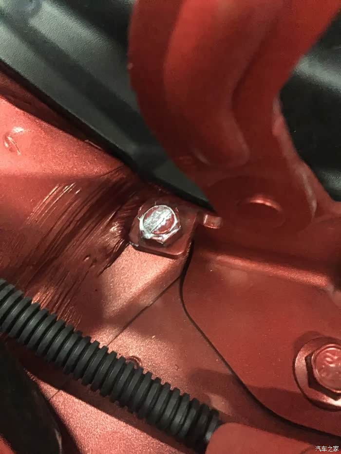 第一次打胶的位置,白色螺丝那个就是(8月3号)