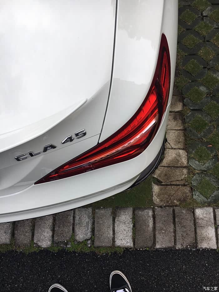 尾灯有点像天使的翅膀