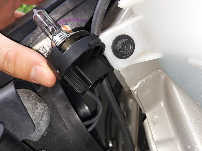 换名图大灯灯泡的,可以参考.不拆总成.