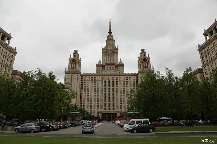 莫斯科大学的建筑被称为莫斯科七姐妹之一,因其典型的斯大林风格建筑