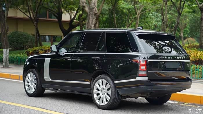 黑色路虎揽胜霸气中透露一丝豪放魅力不可抵挡