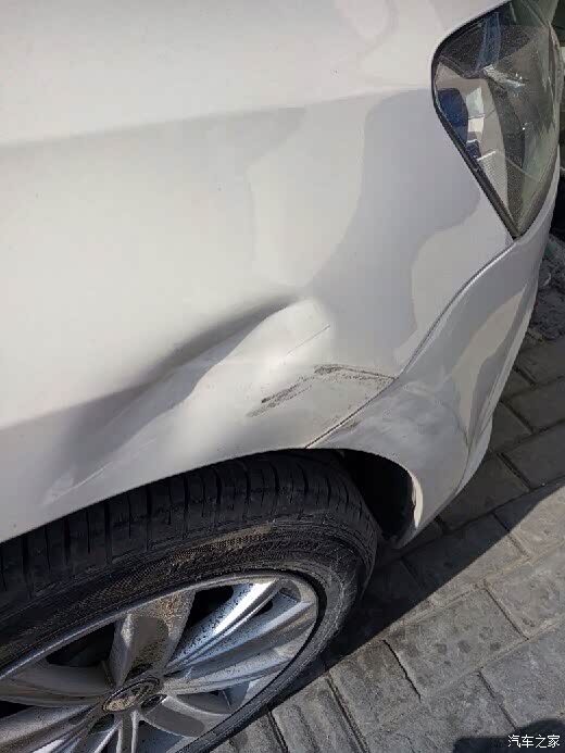 我车子把这辆白色的车子叶子板撞凹进去了 拿去修理店修要多少钱