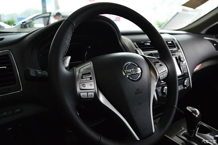 全新的方向盘造型